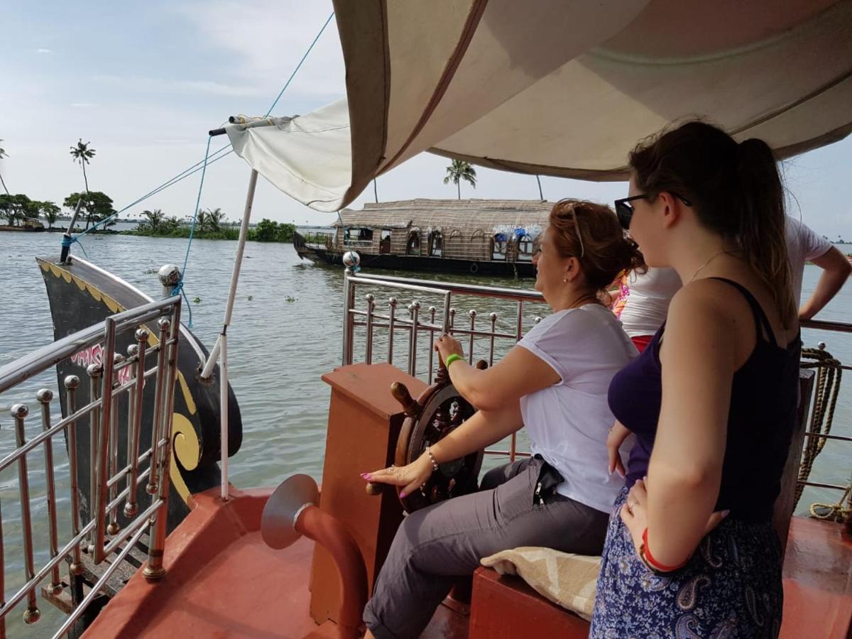 Vaishnav Tours Hotell Alappuzha Exteriör bild