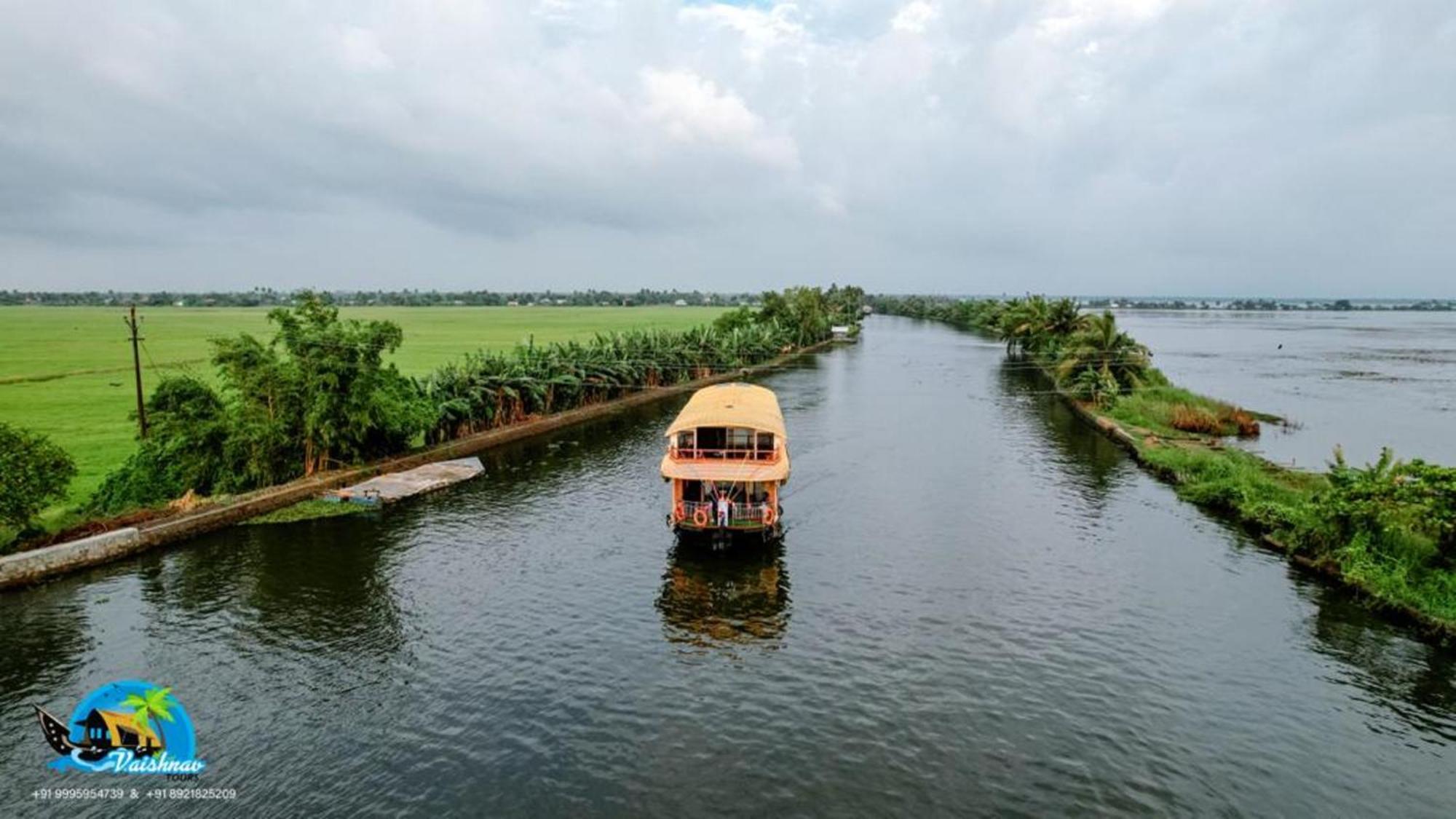 Vaishnav Tours Hotell Alappuzha Exteriör bild