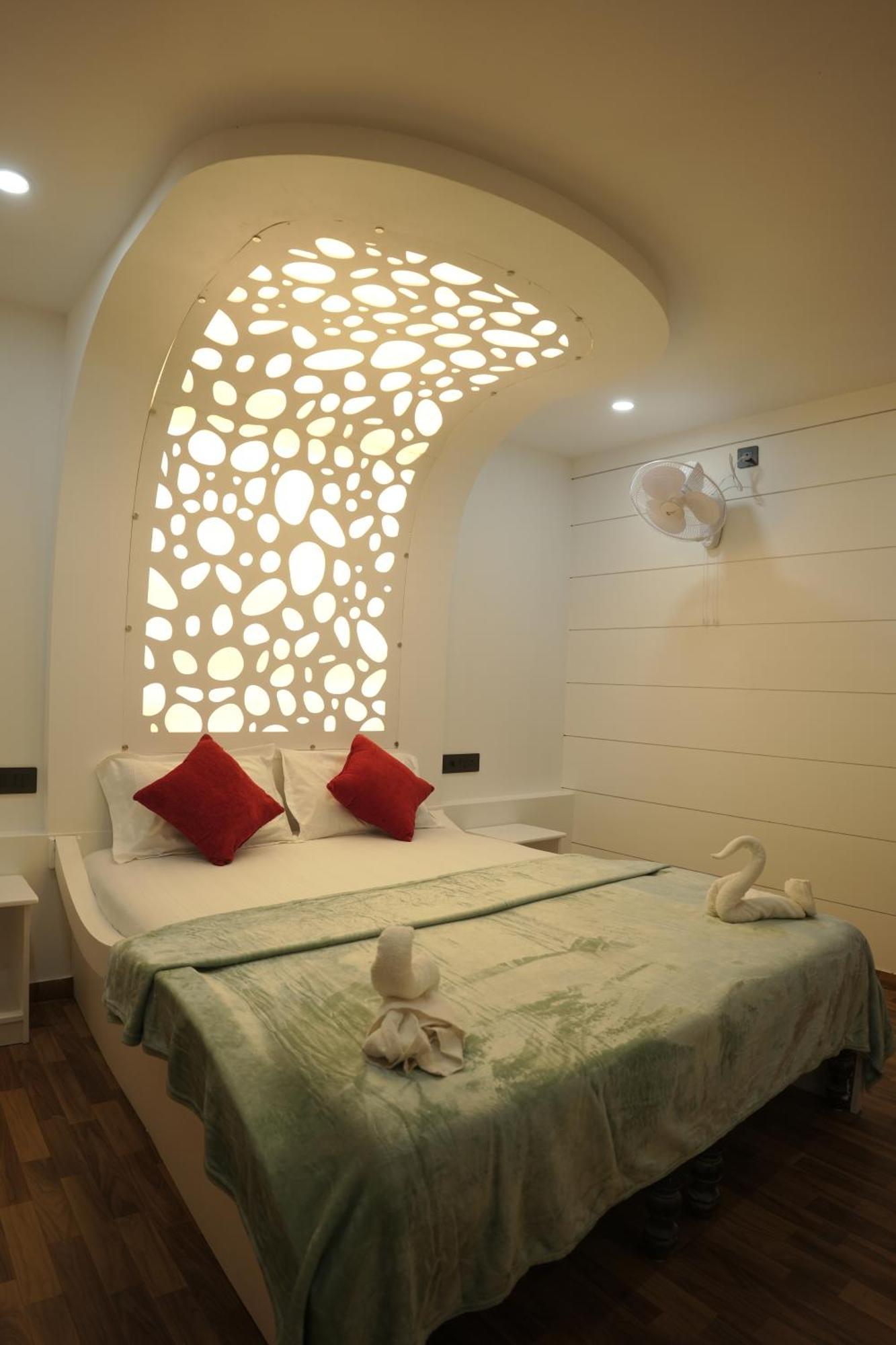 Vaishnav Tours Hotell Alappuzha Exteriör bild