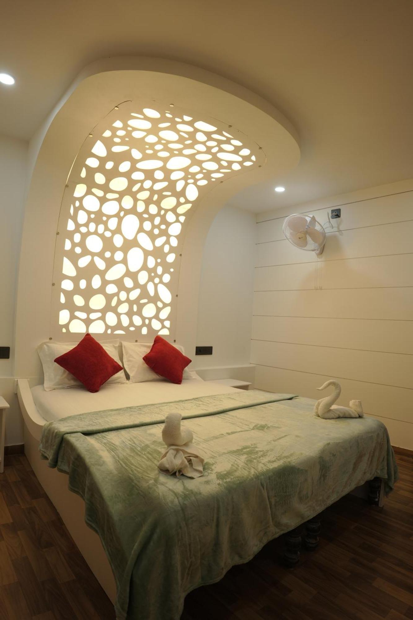Vaishnav Tours Hotell Alappuzha Exteriör bild