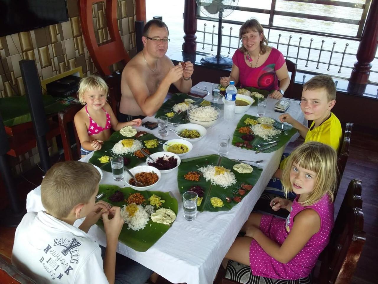 Vaishnav Tours Hotell Alappuzha Exteriör bild