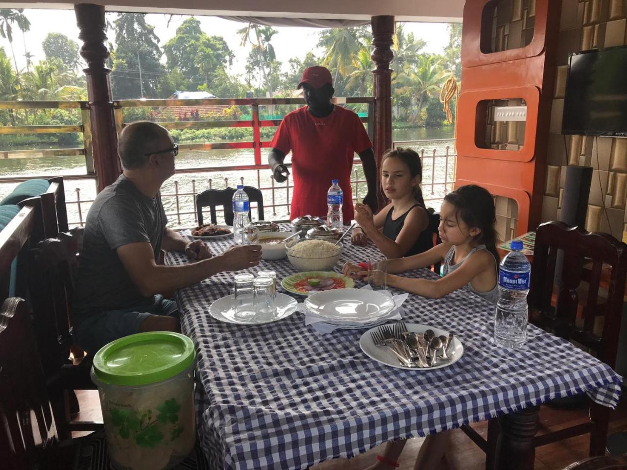 Vaishnav Tours Hotell Alappuzha Exteriör bild